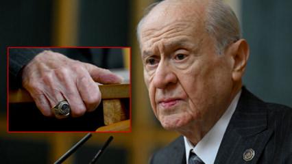 Bah&ccedil;eli'nin y&uuml;z&uuml;k ve rozetindeki detaylar dikkat &ccedil;ekti!