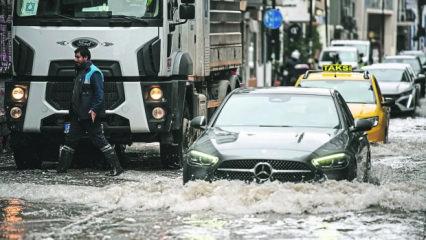 İzmir, Venedik oldu: Yağmur &ccedil;ileye d&ouml;n&uuml;şt&uuml;! Esnaf isyan etti