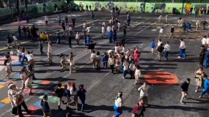 &Ouml;ğrenciler hep birlikte Kabe'de hacılar ilahisini s&ouml;yledikleri anlar viral oldu