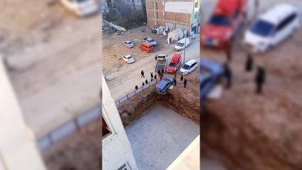 Malatya'da korku dolu anlar: Otomobil inşaat temelinin kıyısında asılı kaldı