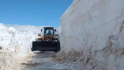Bitlis'te &ccedil;ığ ve heyelan: Ulaşım aksadı!