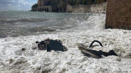Antalya'da balık&ccedil;ı teknesi alabora oldu: 2 kişi y&uuml;zerek kurtuldu