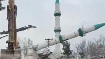 Malatya'da deprem hasarlı cami kontroll&uuml; şekilde yıkıldı