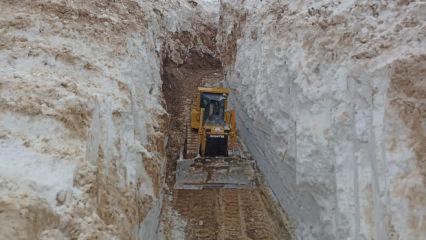 G&ouml;ren d&ouml;n&uuml;p  bir daha bakıyor! 8 metrelik kar t&uuml;neli şaşkınlık yarattı 