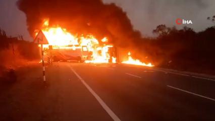 Hindistan'da feci kaza: Otob&uuml;s ile kamyon &ccedil;arpıştı, 13 &ouml;l&uuml;