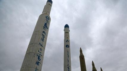 İran'dan g&ouml;vde g&ouml;sterisi: F&uuml;ze ve tanklarını sergilediler