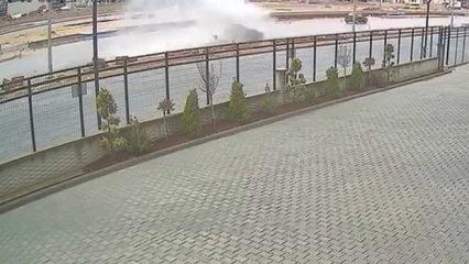 Yağmurlu yolda gizli tehlike: Su birikintisine dalan otomobil takla attı