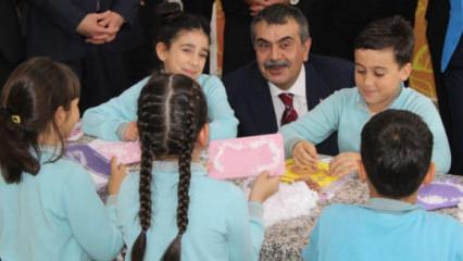 Bakan Tekin'den halı saha s&ouml;z&uuml;