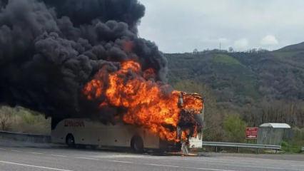 Bursa yolunda korku dolu anlar: Yolcu otob&uuml;s&uuml; alev topuna d&ouml;nd&uuml;