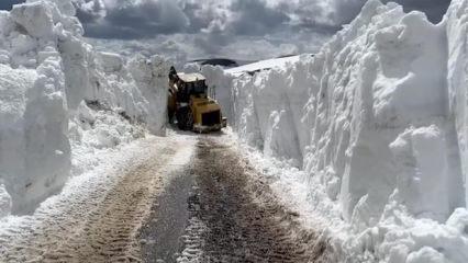 Nisan ayında şaşırtan manzara! 4 metrelik kar t&uuml;nelini g&ouml;ren d&ouml;n&uuml;p bir daha bakıyor