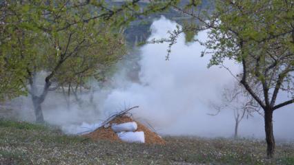 Manisalı &ccedil;ift&ccedil;iden ilgin&ccedil; &ccedil;&ouml;z&uuml;m: Badem ağa&ccedil;larına dumanlı koruma