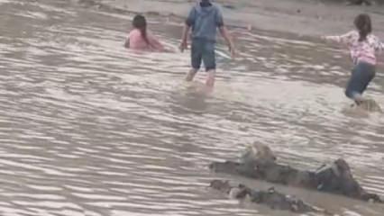 Afetin ortasında tehlikeli oyun: &Ccedil;ocuklar sel sularında oynadı