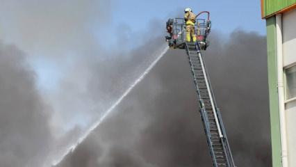 Dudullu OSB'de plastik fabrikası alevlere teslim oldu