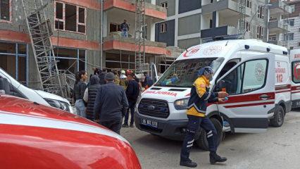 İnşaat iskelesi &ccedil;&ouml;kt&uuml;! 1'i ağır 3 iş&ccedil;i yaralandı