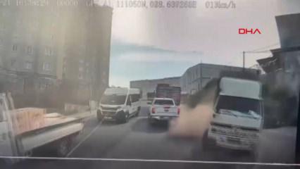 Arnavutk&ouml;y'de okul servisi ile kamyonet kafa kafaya &ccedil;arpıştı! O anlar kameralara yansıdı