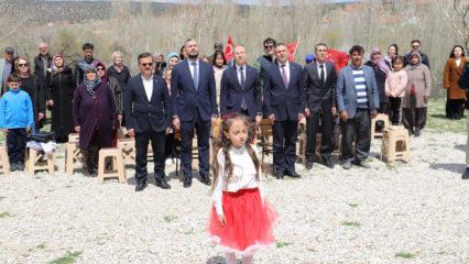 Bu okulda sadece 1 &ouml;ğretmen ve 1 &ouml;ğrenci var: Coşkulu 23 Nisan kutlaması