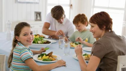 Uzman isimden dikkat &ccedil;eken &ouml;neri: "&Ccedil;ocuklarla aynı sofraya oturun"