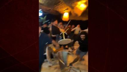  İzmir'de eğlence mekanında sandalyelerin havada u&ccedil;uştu!