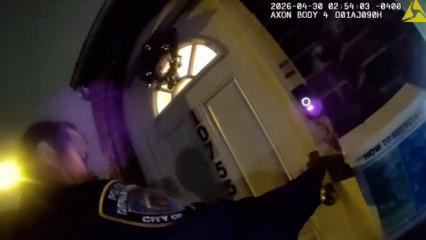 Kapıyı a&ccedil;tıkları anda cehennemi yaşadılar: Polislerin m&uuml;dahale ettiği ev havaya u&ccedil;tu