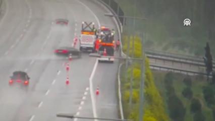 Kuzey Marmara Otoyolu'nda kaza! Yoldaki g&ouml;revlilere &ccedil;arptı!