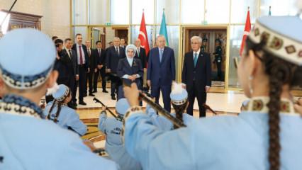 Cumhurbaşkanı Erdoğan, Kazakistan'a geldi: Dombra s&uuml;rprizi!