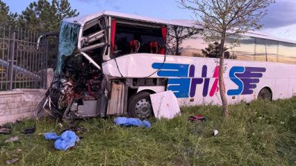 Konya'da yolcu otob&uuml;s&uuml;, TIR'a &ccedil;arptı: 1 &ouml;l&uuml;, 8 yaralı