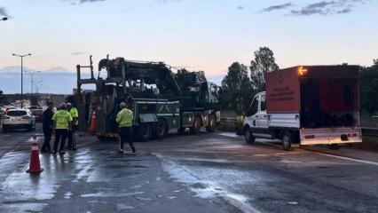 Pendik'te dorsesi devrilen TIR, kaldırma &ccedil;alışmaları sırasında yan yattı