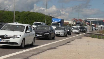 Bayram g&ouml;&ccedil;&uuml; başladı, kilometrelerce s&uuml;rd&uuml;! Kritik nokta şimdiden kilit!