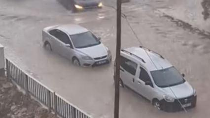 İki ili sağanak vurdu! Caddeleri su bastı: O anlar kamerada 