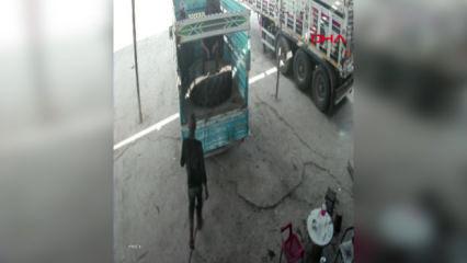 Hava basılan trakt&ouml;r lastiği patladı, 2 iş&ccedil;inin yaralandığı o anlar kamerada