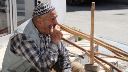 D&uuml;ş&uuml;nceli hali dikkat &ccedil;ekti! Tarım aletlerini satışa &ccedil;ıkardı 
