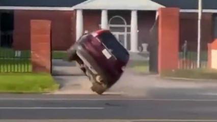 Drift yapan s&uuml;r&uuml;c&uuml; karşı şeride ge&ccedil;ti: Araca b&ouml;yle takla attırdı!