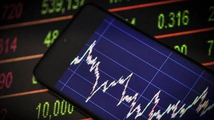 K&uuml;resel piyasalarda risk yeniden y&uuml;kseldi! Teknoloji hisseleri baskıda