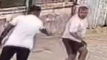 Yan yana y&uuml;r&uuml;rken dehşeti yaşadı! &Ouml;nce yumruk yedi, ardından kurşunlandı 