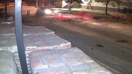 Kazı &ccedil;alışmasını g&ouml;rmedi: Otomobilin &ccedil;ukura saplandığı anlar kameraya yansıdı