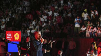 Bilal Erdoğan, T&Uuml;GVA Yaz Okulları İzmir Finali&rsquo;nde &ldquo;Kardan Aydınlık&rdquo; ezgisini seslendirdi