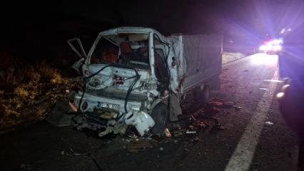 Adana'da feci kaza! Kamyonet, TIR&rsquo;a arkadan &ccedil;arptı: 2 &ouml;l&uuml;