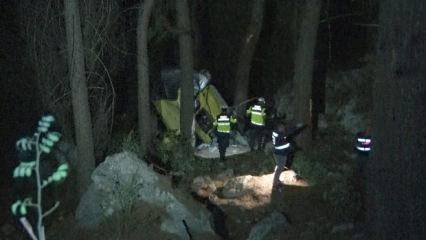 Antalya'da korkun&ccedil; kaza! Ara&ccedil; 50 metrelik u&ccedil;uruma yuvarlandı: 2 &ouml;l&uuml;