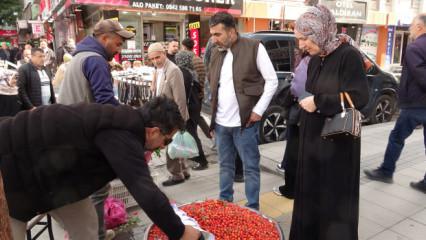 Dağlarda kendiliğinden yetişiyor! Bardakla alırsanız 50 lira, kiloyla 400 lira!