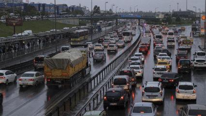 İstanbul'da yağmur trafiği vurdu! Yoğunluk y&uuml;zde 87'ye ulaştı