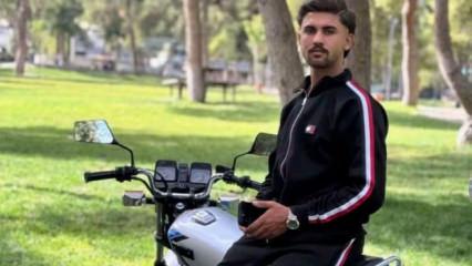 Otomobil ile &ccedil;arpışan motosiklet s&uuml;r&uuml;c&uuml;s&uuml; gen&ccedil; &ouml;ld&uuml;