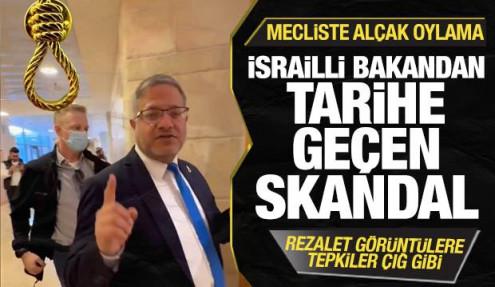 İsrailli bakandan tarihe geçen skandal! Yağlı urgan rozeti taktı! Mecliste alçak oylama