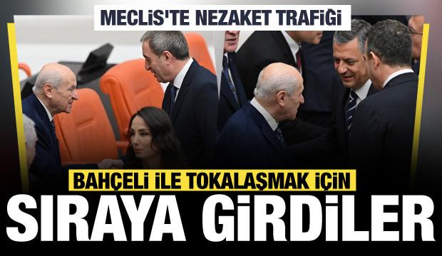 Meclis'te sıcak anlar: Özgür Özel ve DEM Partililer Devlet Bahçeli ile tokalaştı