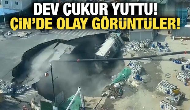 &Ccedil;in'deki bir otoyolda dev &ccedil;ukur oluştu