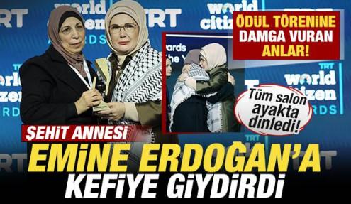 Ödül törenine damga vuran anlar! Şehit annesi Emine Erdoğan'a kefiye giydirdi