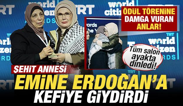 Ödül törenine damga vuran anlar! Şehit annesi Emine Erdoğan'a kefiye giydirdi