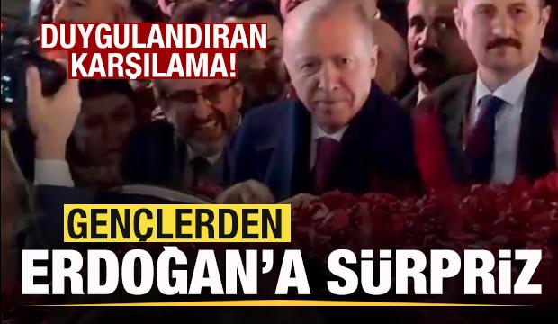 Gen&ccedil;lerden Başkan Erdoğan'a s&uuml;rpriz! G&uuml;llerle karşılandı