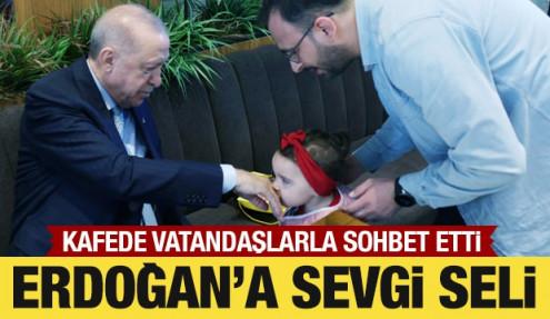 Cumhurbaşkanı Erdoğan, Beyoğlu'nda bir kafede vatandaşlarla sohbet etti