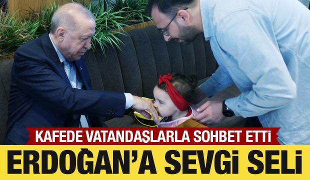 Cumhurbaşkanı Erdoğan, Beyoğlu'nda bir kafede vatandaşlarla sohbet etti