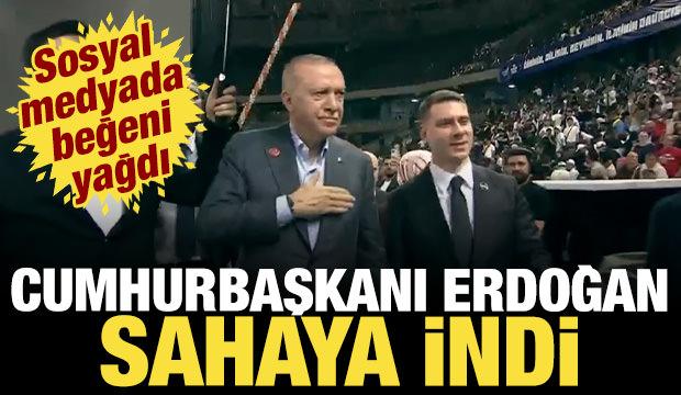 Cumhurbaşkanı Erdoğan sahaya indi: Trib&uuml;nleri gezerek gen&ccedil;leri selamladı